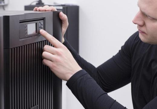 What Distinguishes a Transformer-Based UPS from a Transformerless UPS?
